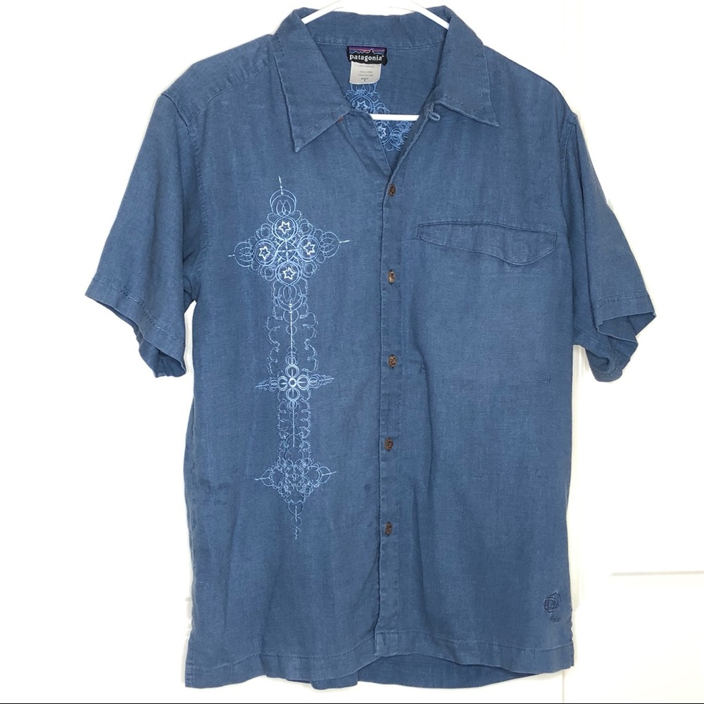Patagonia men’s button up shirt embroidered